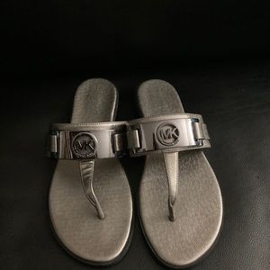 Michael Kors MK plate thong logo Slip on
